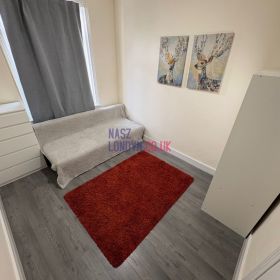 Ładny i przestronny pokój w nowym domu przy stacji Thornton Heath.
