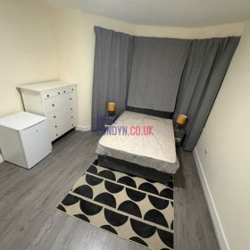 Bardzo duży pokój trójka z własną łazienką przy stacji Thornton Heath